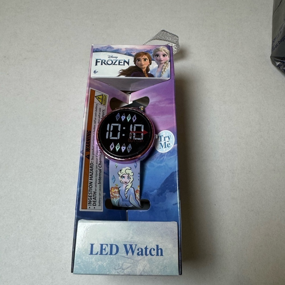 FrozenGirl's Children's LED Watch with Round Case and Printed Silicone Strap - Picture 5 of 8